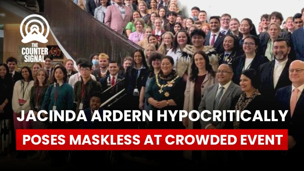 Jacinda Ardern hypocritically poses maskless at crowded event